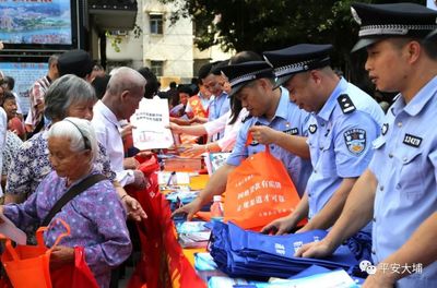 洲瑞镇最大工厂门口聚集民警引发关注，工人围观健身休闲活动